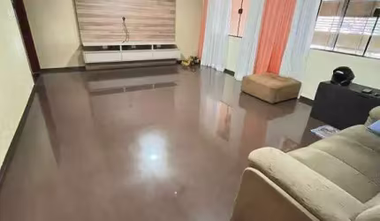 Casa à venda no Jardim São Francisco em Santa Bárbara d'Oeste com 3 quartos e 4 vagas de garagem.