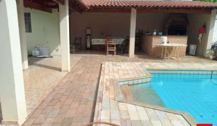 Sítio à venda em Fernandópolis, com 1 alqueire de extensão.