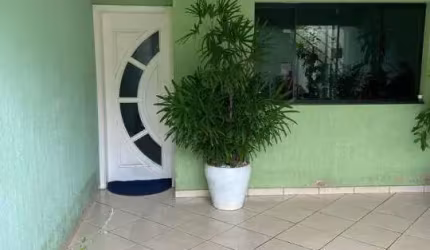 Sobrado à Venda no Planalto do Sol, Santa Bárbara d'Oeste com 3 Quartos (1 Suíte) e Garagem para 3 Carros.