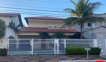 Casa à Venda no Jardim Primavera, Santa Bárbara d'Oeste com 3 Quartos (2 Suítes) e Vaga para 4 Carros.