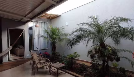 Casa à Venda no Bairro Terra Azul com 3 quartos (1 suíte) e 2 vagas de garagem.