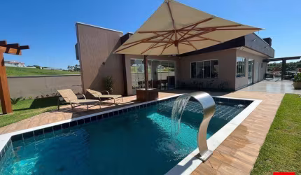 Casa à venda no condomínio clube Riviera de Santa Cristina II em Itaí com 3 quartos (1 suíte) e piscina.