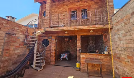 Casa com edícula rústica à venda no Jardim Laudissi I em Santa Bárbara d'Oeste