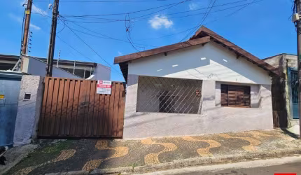 Casa à venda no Centro de Santa Bárbara d'Oeste com 2 quartos, sendo 1 banheiro social e 4 vagas de garagem