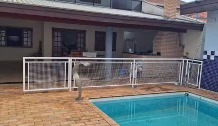 Casa à venda no Jardim Dona Regina com 3 quartos (1 suíte) e 5 vagas de garagem