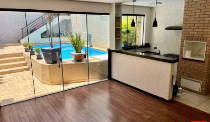 Casa à venda no Bairro Santa Cruz em Americana com 3 quartos (1 suíte) e 4 vagas de garagem