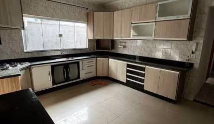 Casa à venda na Villa Mariana em Americana com 3 quartos, sendo 1 banheiro social e 2 vagas de garagem