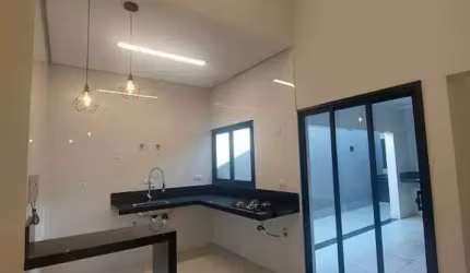 Casa à venda no Jardim São Francisco em Santa Bárbara d'Oeste com 2 quartos (1 suíte) e 2 vagas de garagem