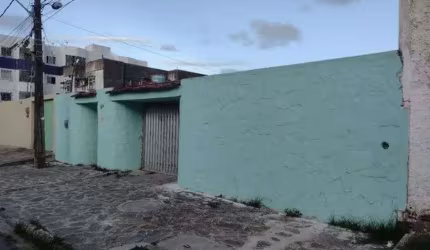 Casa para venda possui 280 metros quadrados com 4 quartos em Prado - Recife - PE