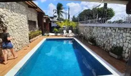 Casa para venda possui 450 metros quadrados com 4 quartos em Prado - Recife - PE