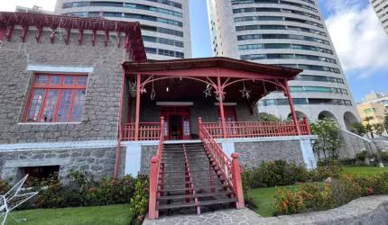 Edf Castelinho na Beira-Mar com 230m², 4 Suítes e 3 Vagas na Av. Boa Viagem