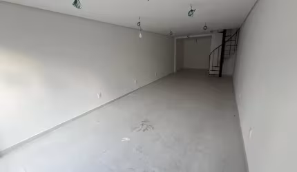 Loja Térrea 60 m² com Mezanino e 5 Vagas em Localização Privilegiada