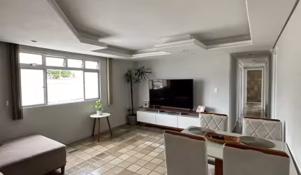 Apartamento à venda em Campo Grande, espaçoso e reformado. À VISTA!