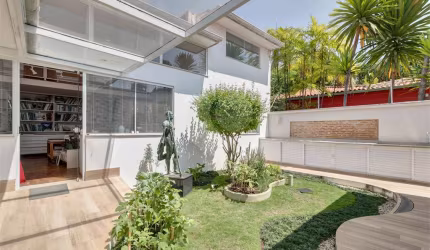 Casa térrea com 4 quartos à venda em Vila Cordeiro - SP