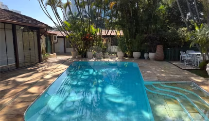 Casa térrea com 5 quartos para locação em Vila Cordeiro - SP