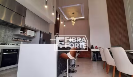 Casa à venda em condomínio em Valinhos, SP.