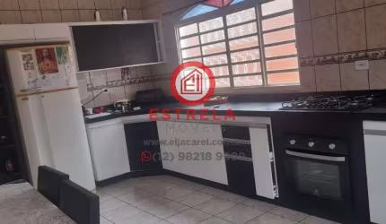 Casa à venda em Jacareí-SP no Jardim Maria Amélia: 3 quartos, 1 suíte, 3 banheiros, 5 vagas, 360m². Imperdível!