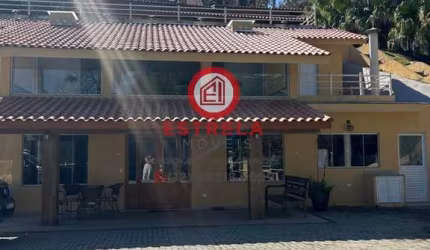 Chácara de Luxo em Condomínio: 3 quartos, 2 suítes, 1 sala, 3 banheiros, 400m² em Jacareí-SP, Chácaras Condomínio Recanto Pássaros II.