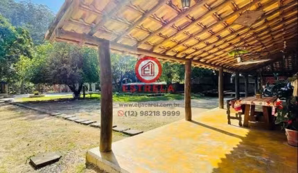 Chácara de luxo à venda em Santa Branca-SP: 3 quartos, 2 suítes, 1 sala, 1 banheiro, 4 vagas de garagem, 350m² de área.