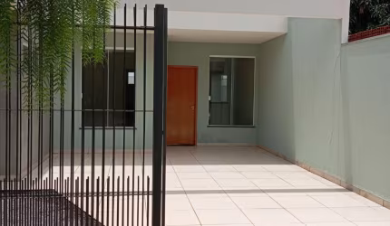 Casa espaçosa com 2 quartos sendo 1 suíte