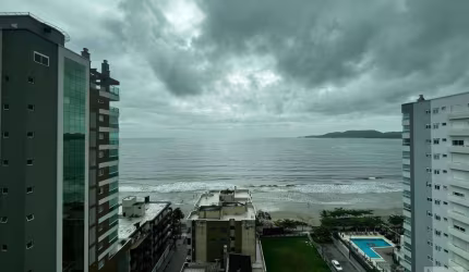 Vendo Cobertura Quadra Mar em Meia Praia 4 Suítes + 3 vagas de garagem Pagamento facilitado Direto com dono.