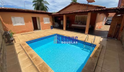 Vende-se uma casa com 235m2 construídos em um terreno com 420m2 com ótima localização no Bairro Jardim Cuiabá, Parte alta do Bairro, casa toda em laje