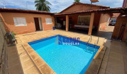 Casa térrea com 4 quartos com 235 m² no alto do bairro Jardim Cuiabá  R$ 1.150.000 - aceita financiamento e pega apto como parte de pagamento.