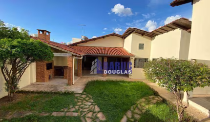Vende-se linda casa de esquina com sala 3 ambientes, lavabo, 03 suítes, varanda c/ churrasqueira com 312 m² mais quarto R$ 750.000 - Jardim Shangri-La