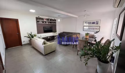 Vende-se casa térrea com 04 quartos sendo 03 suítes, com piscina e churrasqueira.