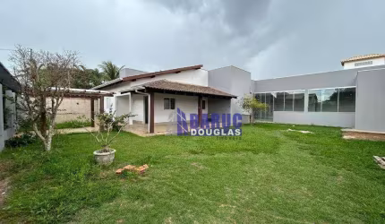 Casa térrea com 3 quartos s/ 2 suites e uma delas com closet, sala de estar, copa, banheiro social, ampla cozinha e um belo Gourmet bairro Bom Clima.