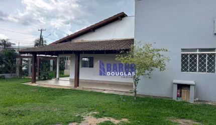Casa térrea com 3 quartos s/ 2 suÍtes e uma delas com closet, sala de estar, copa, banheiro social, ampla cozinha e um belo Gourmet bairro Bom Clima.