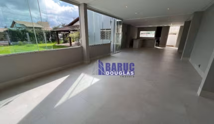 Casa térrea com 3 quartos s/ 2 suÍtes e uma delas com closet, sala de estar, copa, banheiro social, ampla cozinha e um belo Gourmet bairro Bom Clima.