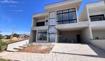 Casa assobradada com poço para elevador.