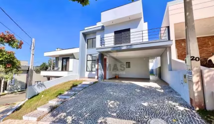 Sobrado com piscina e grande quintal.