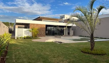 Linda casa, nova e totalmente térrea, com 412m², 04 suites, em condomínio de alto padrão na Cidade de Vinhedo/SP.