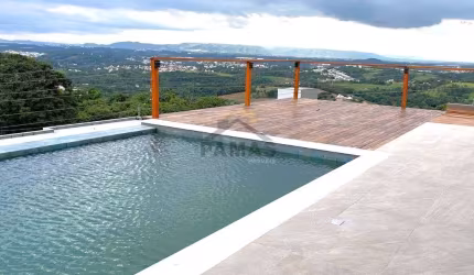 Venha descobrir o seu refúgio de luxo neste cenário deslumbrante! Agende uma visita para conhecer pessoalmente esta casa de alto padrão com 4 suítes, piscina com borda infinita e aquecida  e se encant
