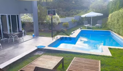 Para aqueles que procuram sofisticação e requinte, convidamos você a conhecer esta magnífica casa no Condomínio Villagio Di Verona, em Vinhedo. Com 04 dormitórios, incluindo 02 suítes, e uma deslumbra