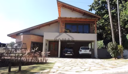 Casa de alto padrão em condomínio fechado com piscina em Vinhedo