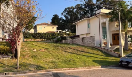 Terreno de 370m² no Condomínio Via Castelli: Conforto, Segurança e Localização Privilegiada em Louveira/SP.