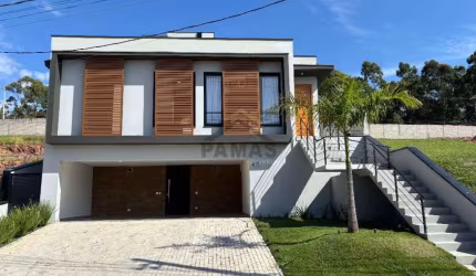 Lida casa com projeto harmonioso em condomínio na cidade de Vinhedo-SP