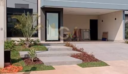 Casa em Condomínio com 3 suítes e piscina