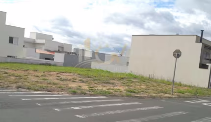 Terreno no condomínio Vila Ytu