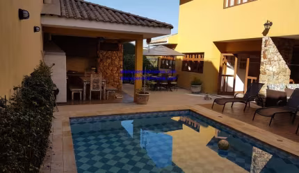 Excelente Casa de Condomínio aceita permuta  com 4 dts, sendo 4suítes quintal, piscina,churrasqueira, canil à Venda, 590m² por R$ 1.990.000