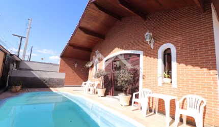 Casa em Peruíbe com 4 quartos e área de lazer com churrasqueira e piscina