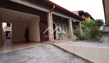 Casa com 3 quartos e edícula completa bem localizada no bairro Stella Maris em Peruíbe