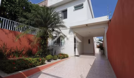 Casa a venda em Peruíbe próximo a praia com 3 quartos e área de lazer com churrasqueira