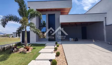 Casa em condomínio fechado em Peruíbe, alto padrão com 3 suítes e piscina