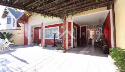 Casa em Peruíbe com 2 quartos e edícula e área de lazer com churrasqueira