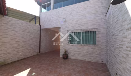 Casa em Peruíbe com 2 quartos e área de lazer com piscina e churrasqueira