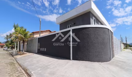 Casa bem localizada em Peruíbe com 2 quartos e área de uso comum com piscina